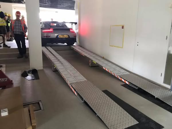 Alurijplaten op maat gemaakt voor Porsche Amsterdam