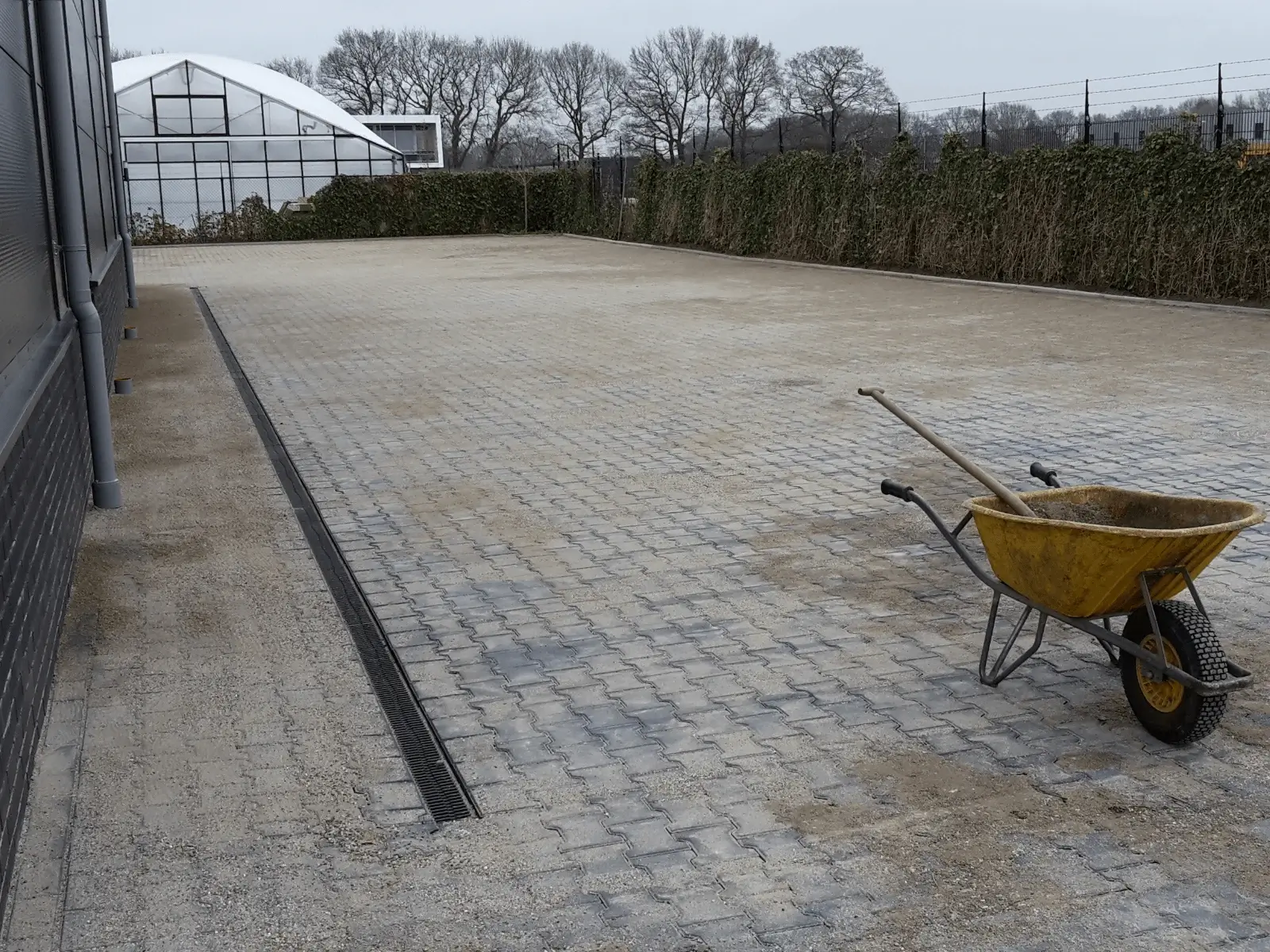 Bestrating bedrijfspand