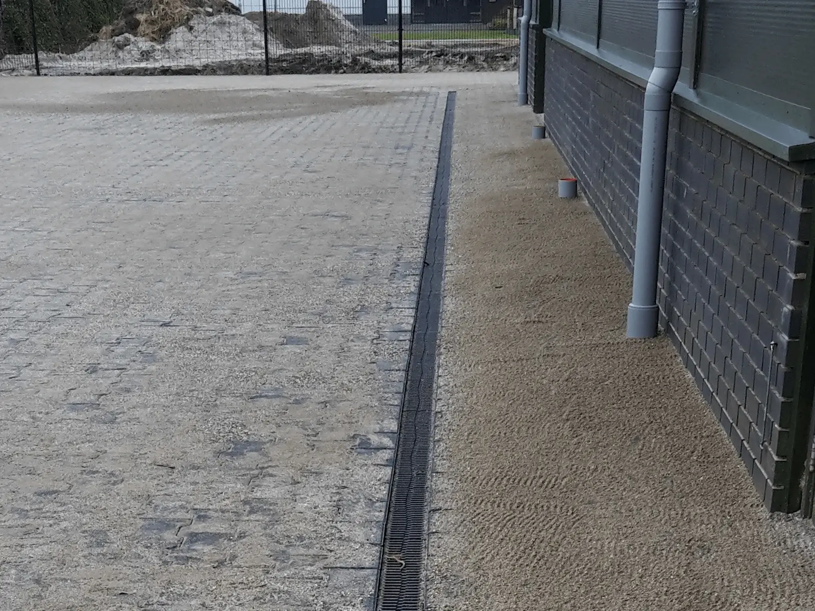 Bestrating bedrijfspand