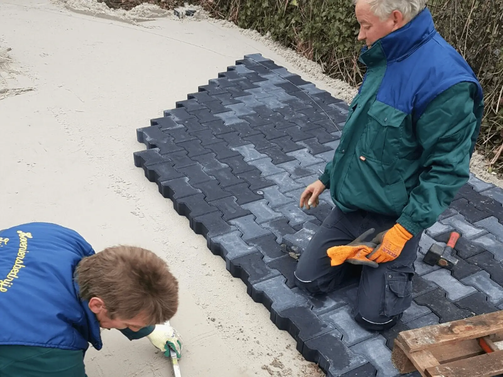 Bestrating bedrijfspand