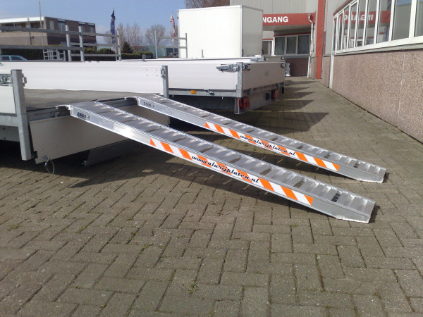 Compact oprijplaat 2.430 x 300