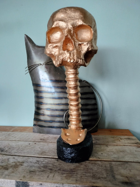 Schedel met ruggengraat bloempot goud