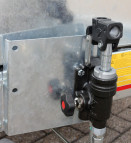 Nood-handpomp gemonteerd