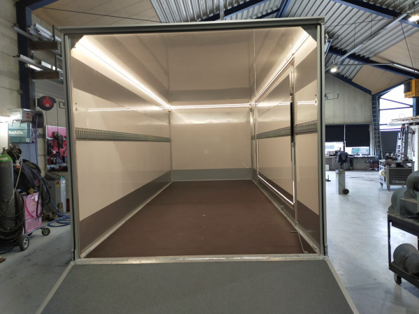 Gesloten wagen met zij- en achterklep