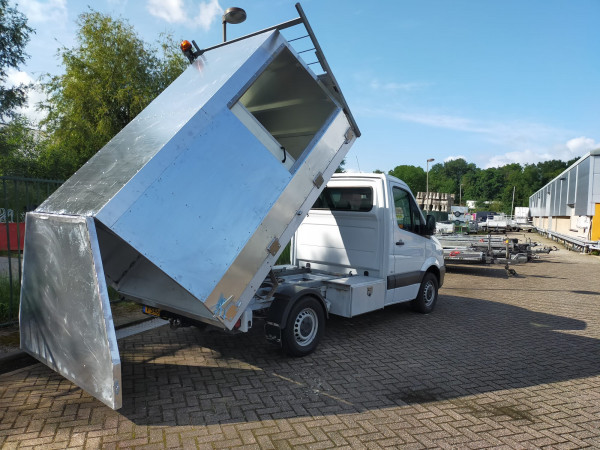 Kiepsysteem kleine vuilniswagen gemonteerd