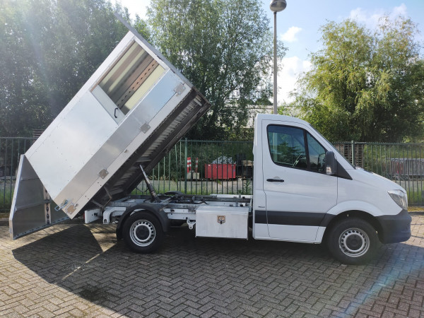 Kiepsysteem kleine vuilniswagen gemonteerd