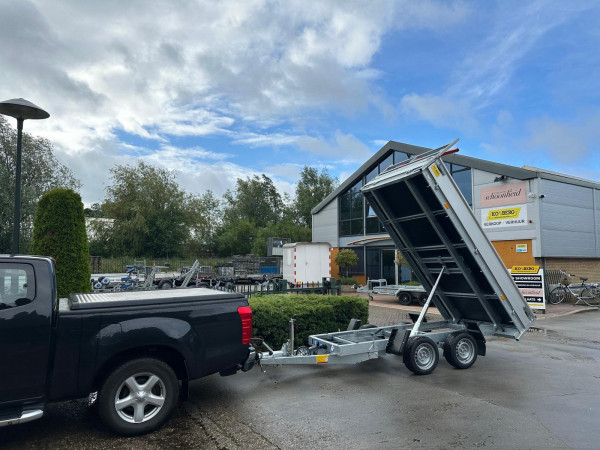 Kipper met kraan gemonteerd