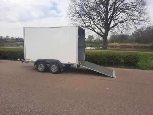 Gesloten aanhanger met klep