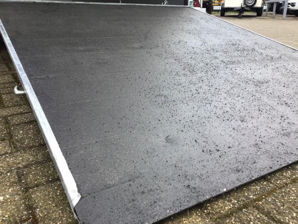 Geslotenwagen met klep/deur