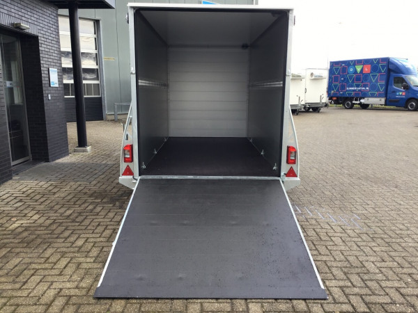 Geslotenwagen met klep/deur