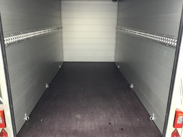 Geslotenwagen met klep/deur