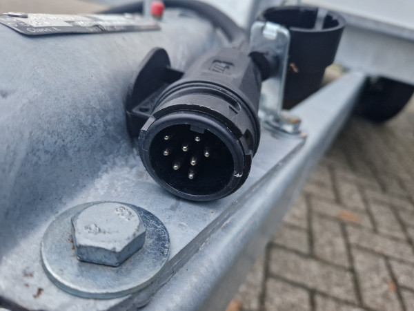 Geslotenwagen met klep