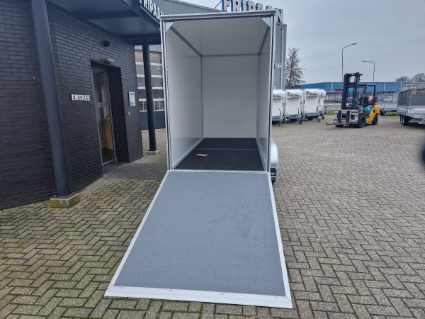 Geslotenwagen met klep