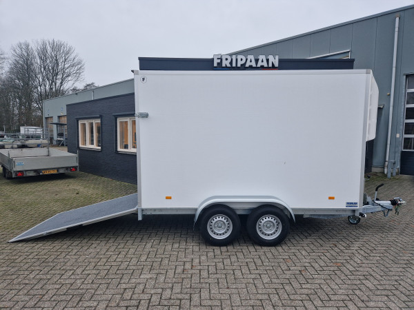 Geslotenwagen met klep