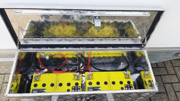 Gesloten wagen Hapert Sapphire | met Dhollandia laadklep | 455x200x210 