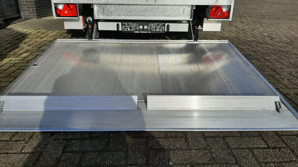 Gesloten wagen Hapert Sapphire | met Dhollandia laadklep | 455x200x210 