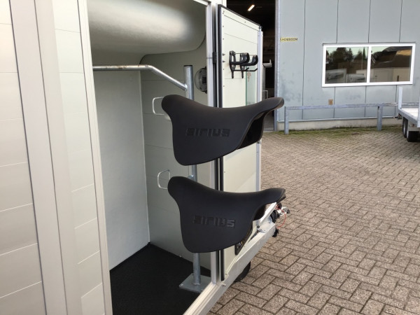 Paardentrailer Sirius | S45 met Zadelkamer | Alu/Zwart | 1.5 paards
