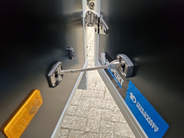 Gesloten wagen Hapert Sapphire L-2 | 250x130x150 ( composiet zwart)