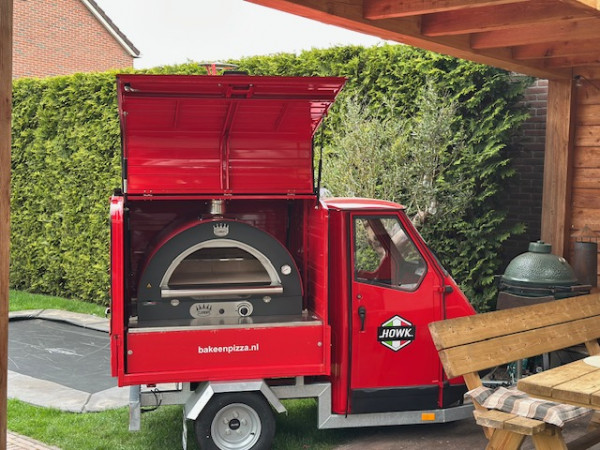 Piaggio Rosso Foodtruck met Pizzaoven