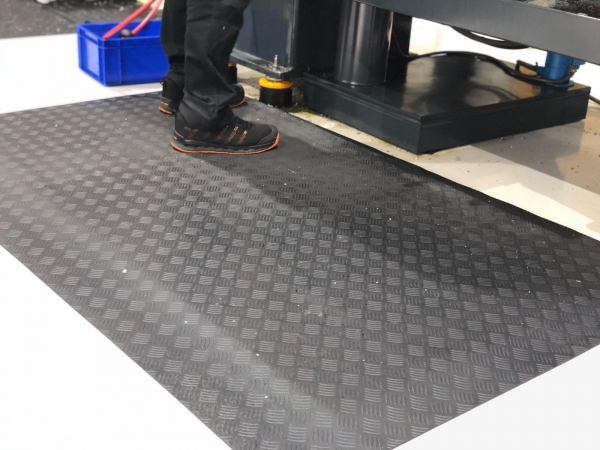 Anti -fatigue mat 300x60 (1 straight side)